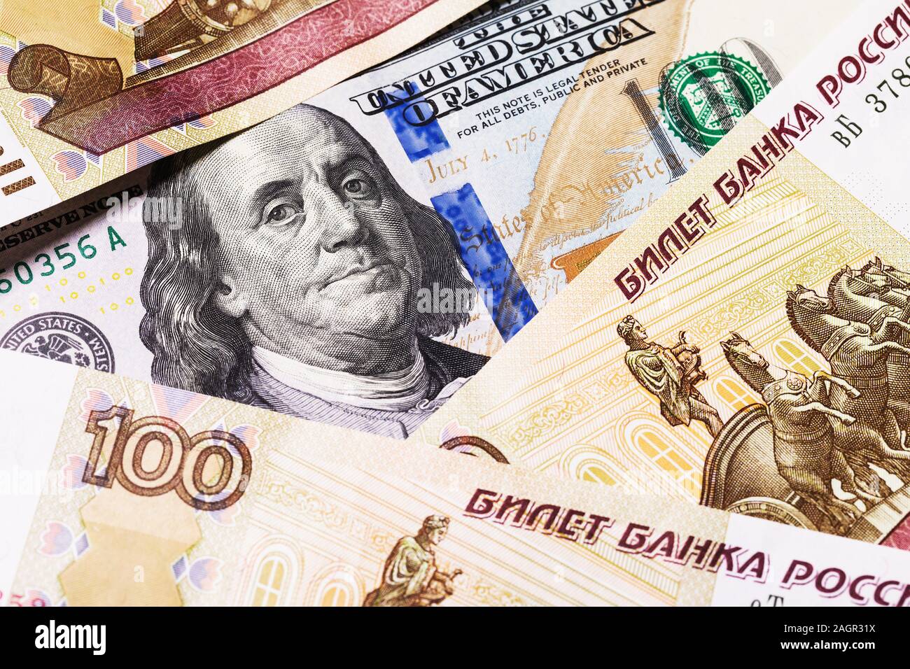 Un centinaio di dollari circondato da russo di rubli, close-up Foto Stock