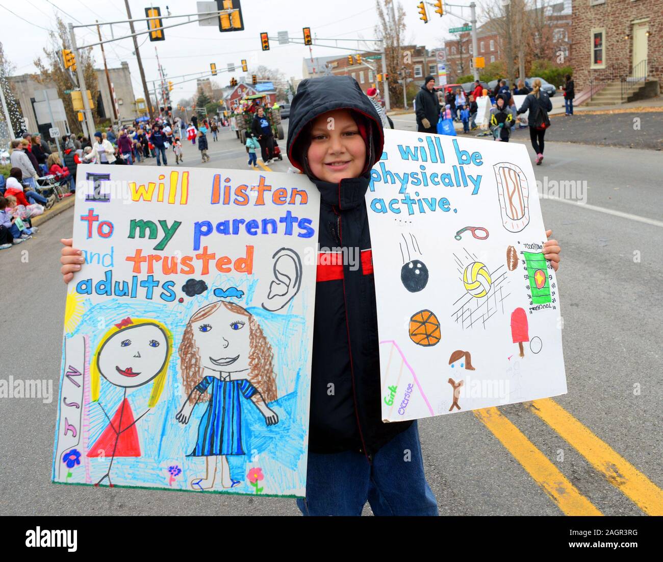 12/1/12 12:38:32 PM - Souderton, PA: Chris Falbo, 10, di Telford, Pennsylvania contiene indicazioni affermando che egli sarà un bene durante le vacanze come essi marzo Foto Stock