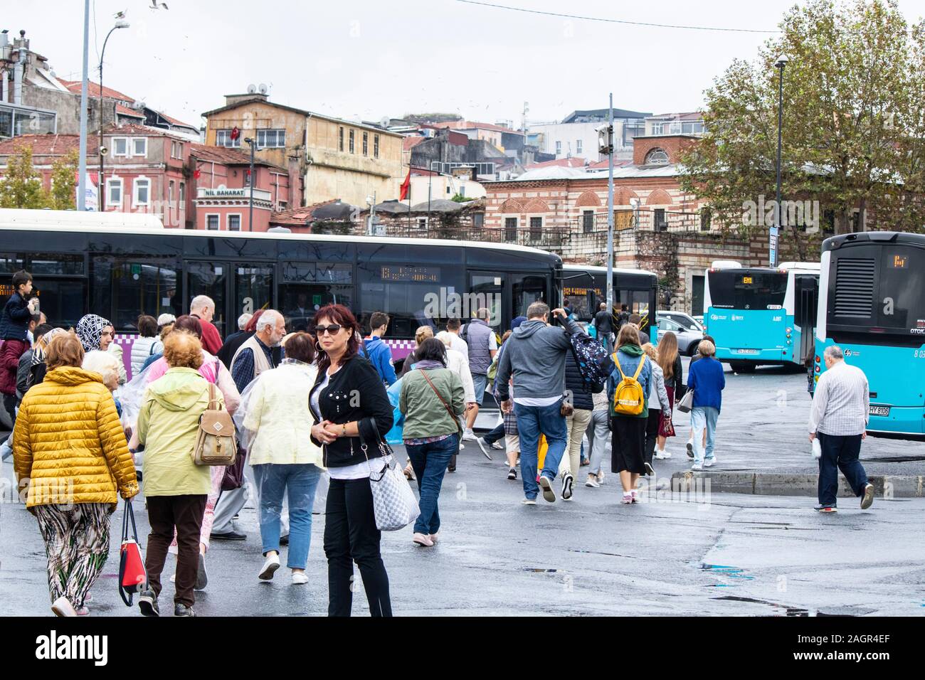 Istanbul, Turchia - Ottobre-5.2019: Eminonu fermate di autobus. Questa zona è molto trafficata e piena di gente. Foto Stock