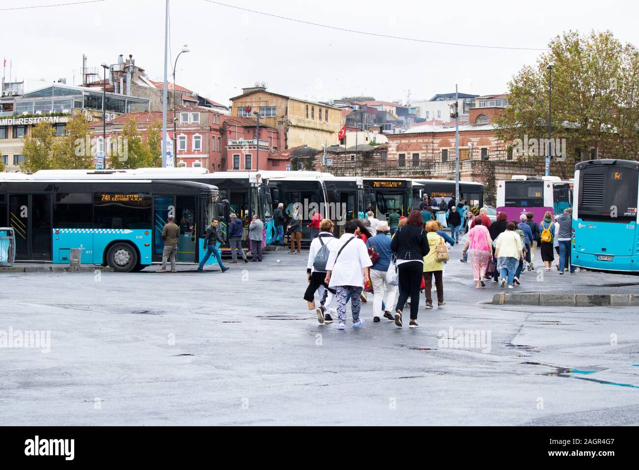 Istanbul, Turchia - Ottobre-5.2019: Eminonu fermate di autobus. Questa zona è molto trafficata e piena di gente. Foto Stock