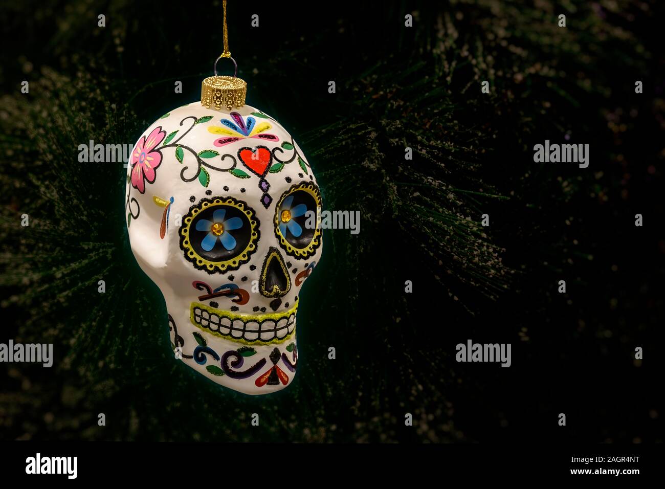 Holiday ornmament di teschi umani appeso a un albero di Natale, con percorso di clipping. La produzione di massa, macchina realizzata in Cina.. Foto Stock