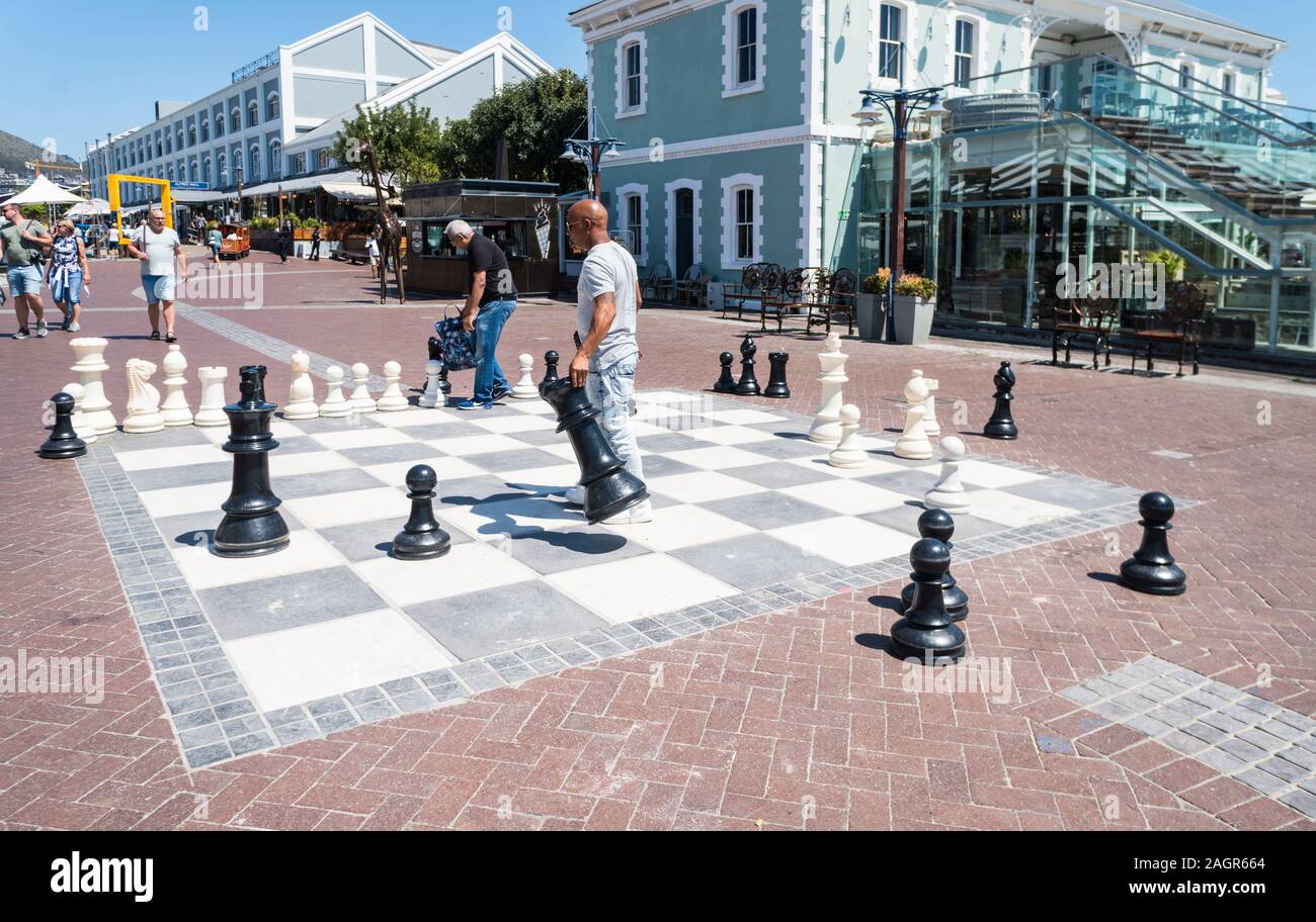 Gli uomini che giocano a scacchi giganti in esterni nella V&A Waterfront di Città  del Capo in Sud Africa Foto stock - Alamy