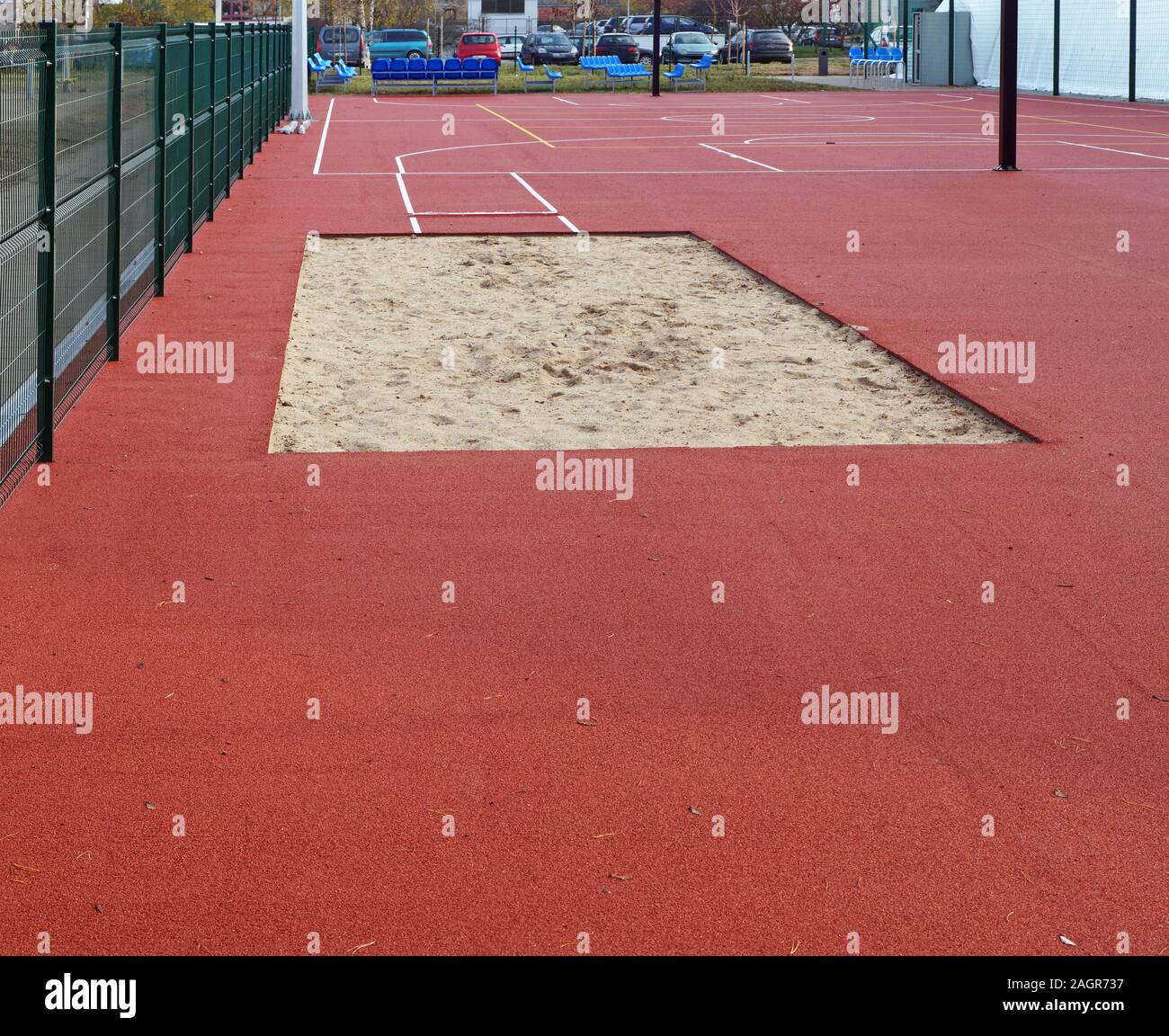 La sabbia per il salto in lungo la concorrenza alla scuola Athletics Stadium in una piccola città europea Foto Stock