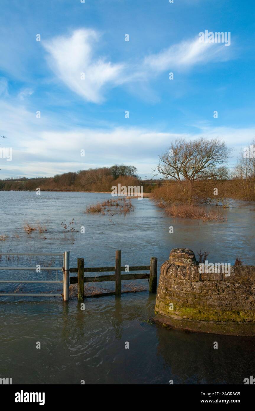 Campi allagati vicino Radwell Bedfordshire England Regno Unito nel gennaio 2014 quando vi è stato gravi inondazioni in molte parti della Gran Bretagna Foto Stock