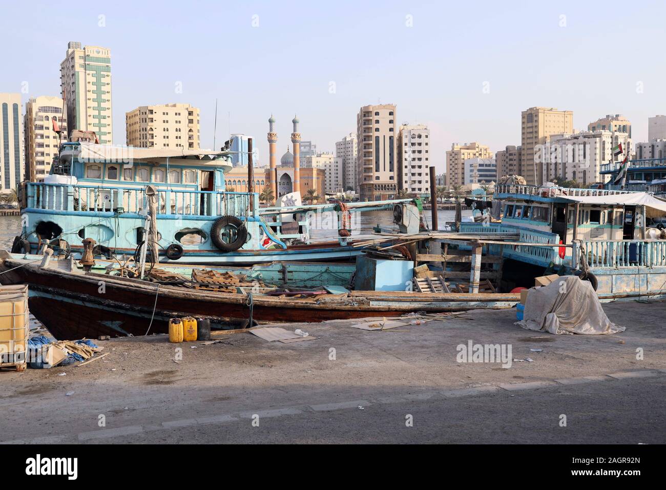 Dubai, Emirati Arabi Uniti - 03 dicembre, 2019. Il lato inverso del capitale Seaport. Un piccolo privato in legno nessun nome rotto barche mercantili con Foto Stock
