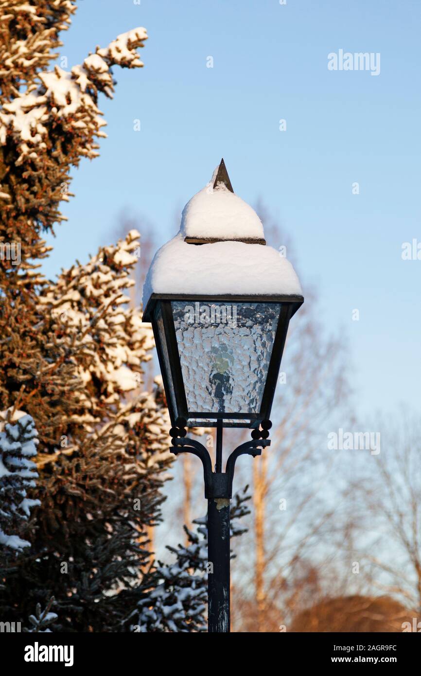 Guarda come la lanterna nella storia di Narnia coperte di neve Foto Stock