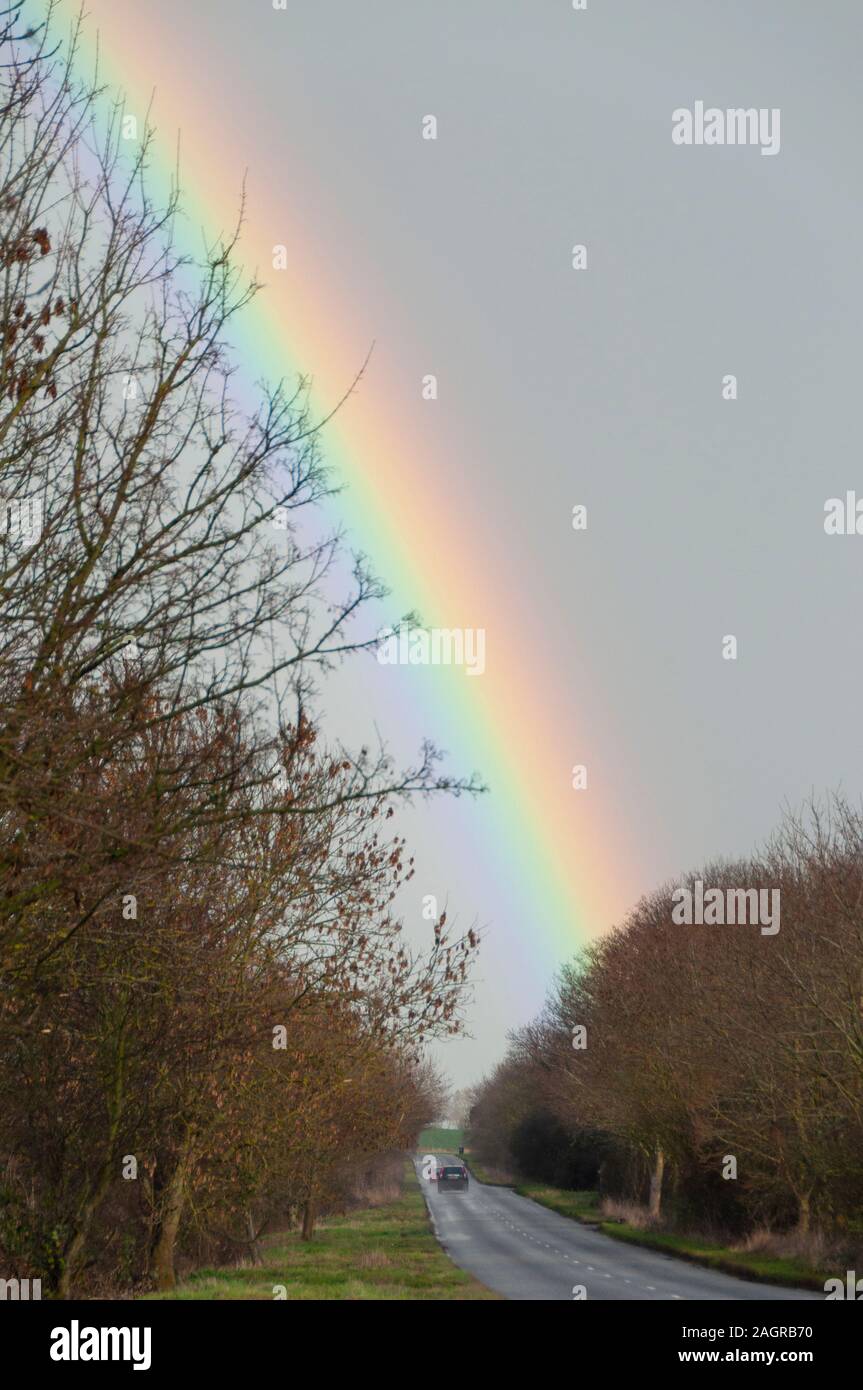Una vettura in un paese una strada vicino a Sharnbrook Bedfordshire England Regno Unito Foto Stock