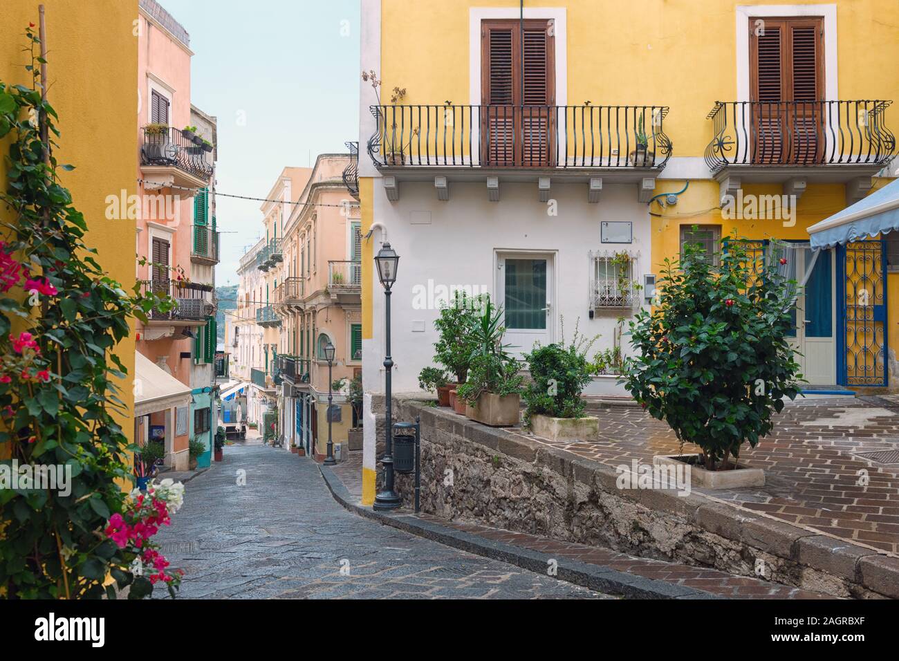 Una bellissima tipica strada multicolore a Lipari, Isole Eolie, Italia. Foto Stock