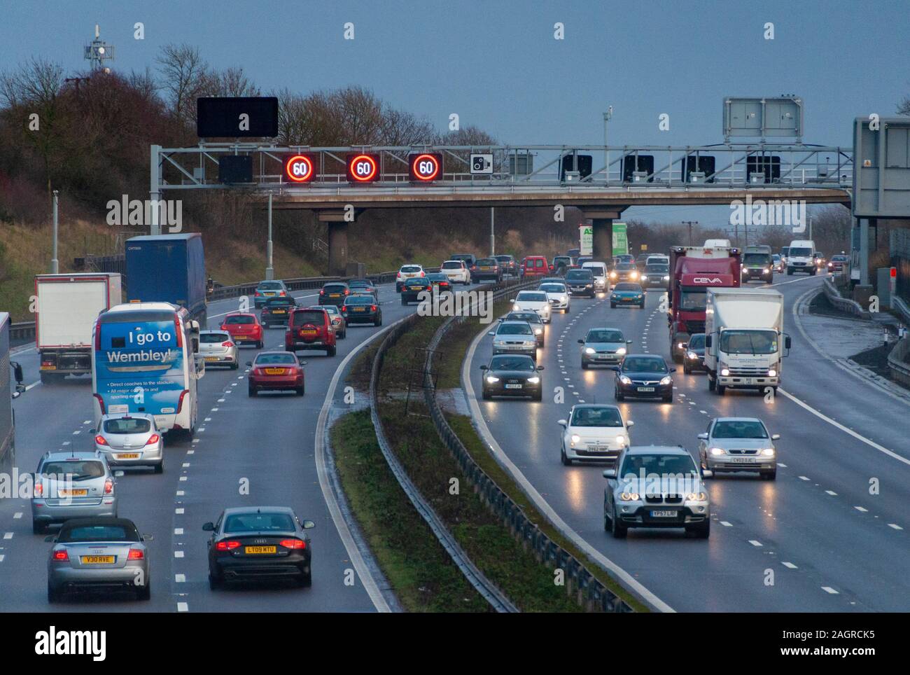 Il traffico pesante sulla M1 'smart' autostrada in Inghilterra Bedfordshire Regno Unito Foto Stock