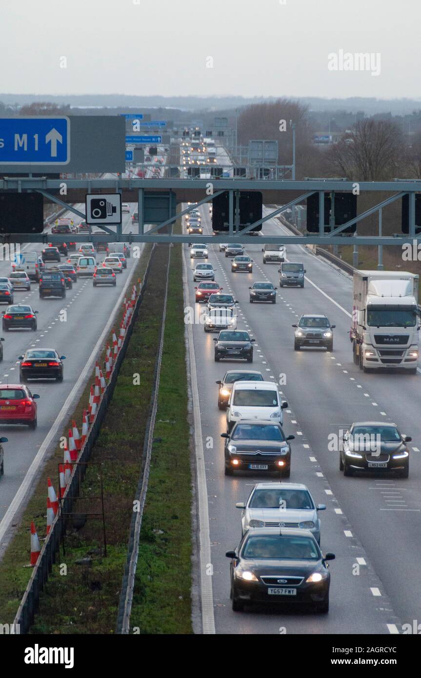 Il traffico pesante sulla M1 'smart' autostrada in Inghilterra Bedfordshire Regno Unito Foto Stock