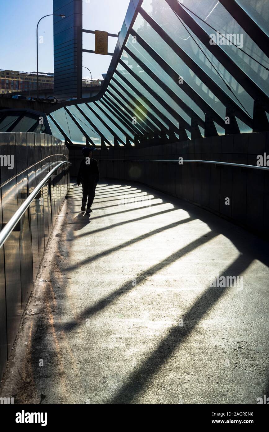 Bambino su un ponte pedonale con ombre, Darling Harbour, Sydney, Australia Foto Stock