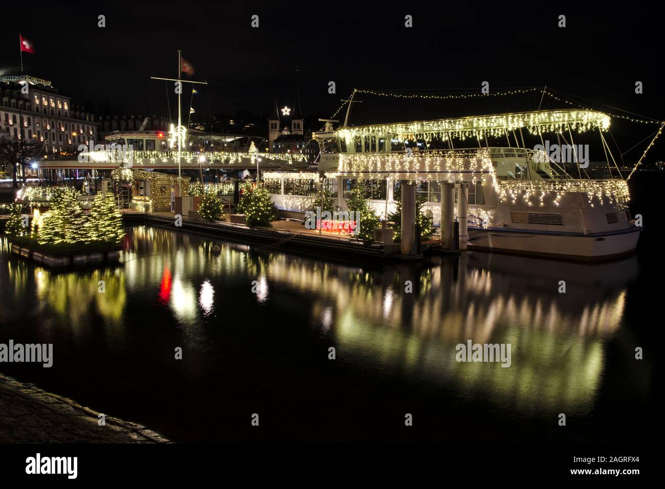 Barca decorata con luci di Natale di fronte alla Schwanenplatz a Lucerna, Svizzera, durante la notte Foto Stock