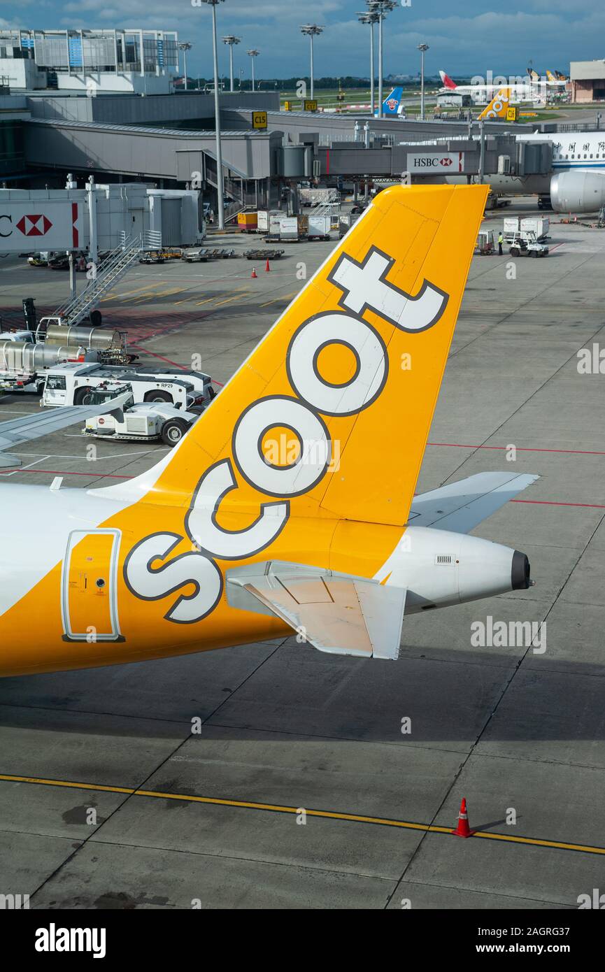 19.12.2019, Singapore, Repubblica di Singapore, in Asia - un Scoot compagnia aereo passeggeri è parcheggiata in corrispondenza di un cancello al Changi Airport. Foto Stock