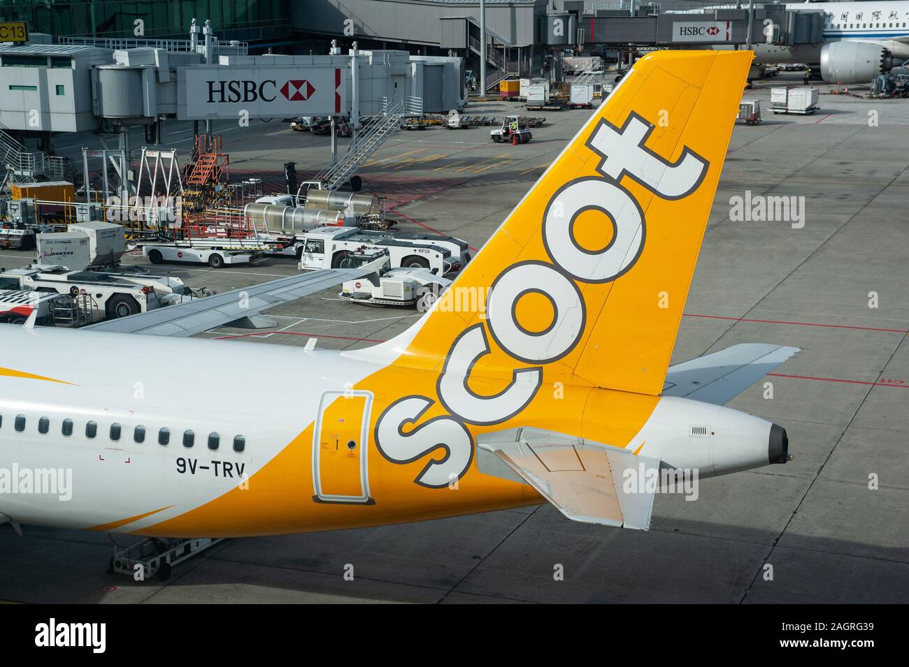 19.12.2019, Singapore, Repubblica di Singapore, in Asia - un Scoot compagnia aereo passeggeri è parcheggiata in corrispondenza di un cancello al Changi Airport. Foto Stock