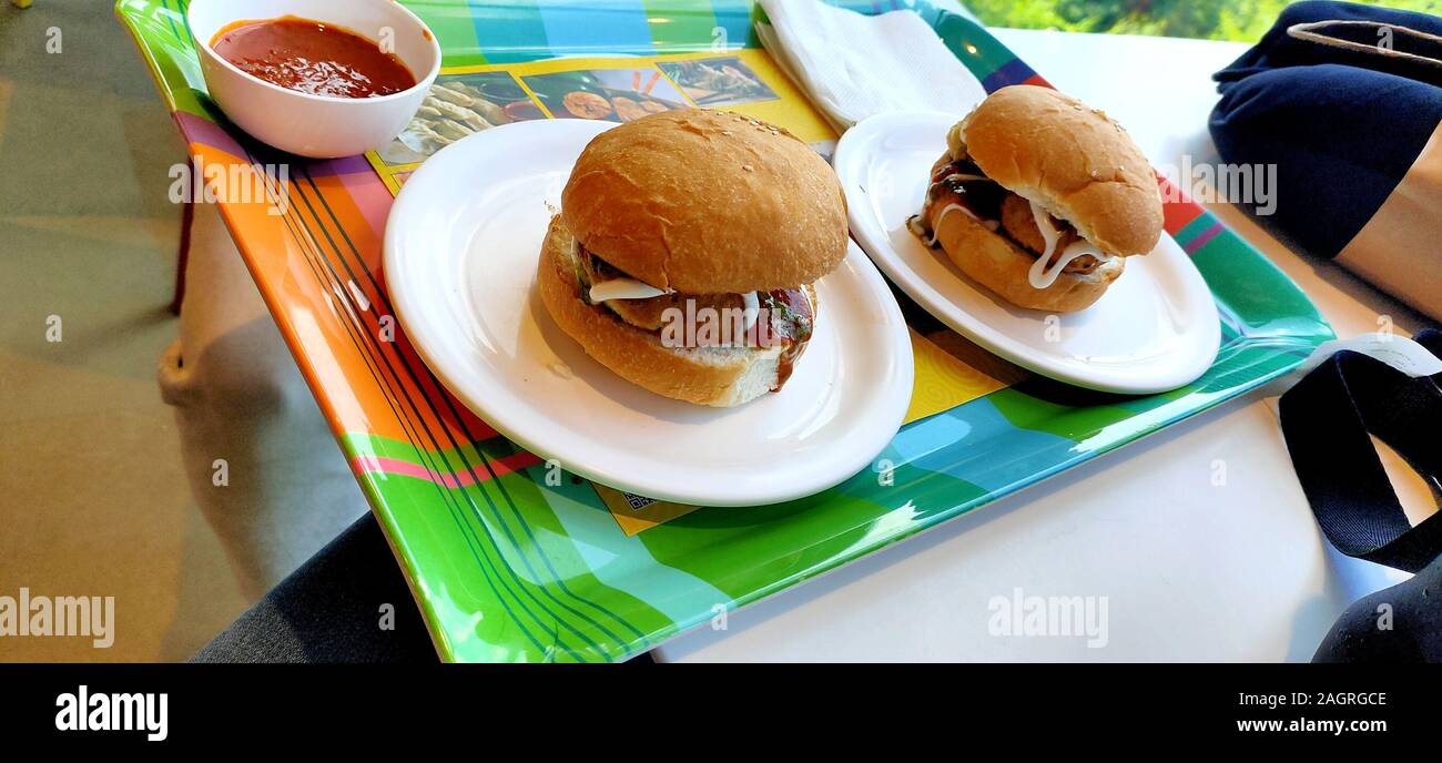 Primo piano di una casa fatta vegetariano, aloo tikki hamburger sulla piastra Foto Stock