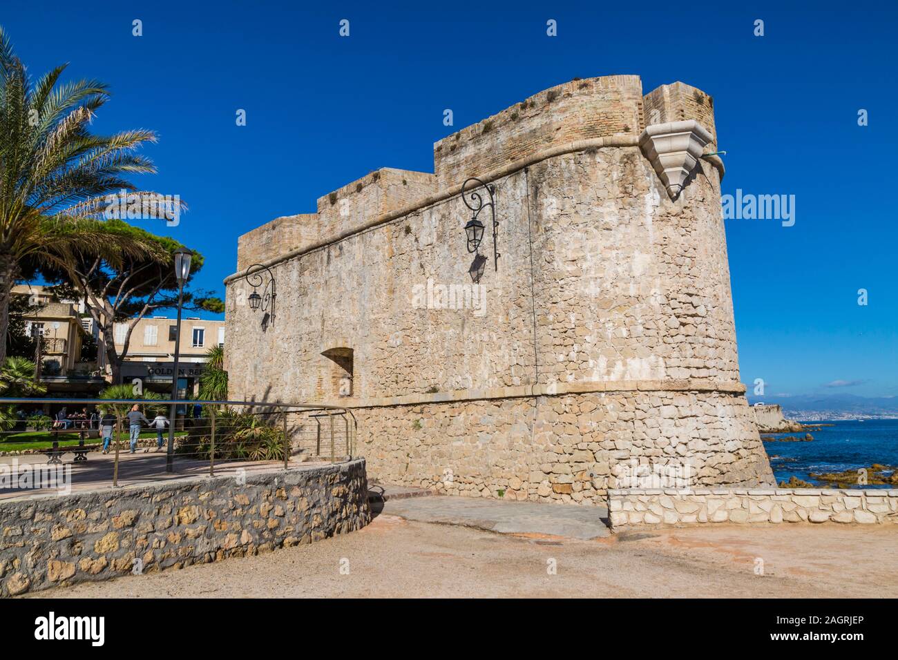 Antibes , Francia - 12 novembre 2017 - giornata soleggiata vista della fortificazione del Bastione Saint Andre della città vecchia di Antibes, Cote d'Azur, Provenza, Fran Foto Stock