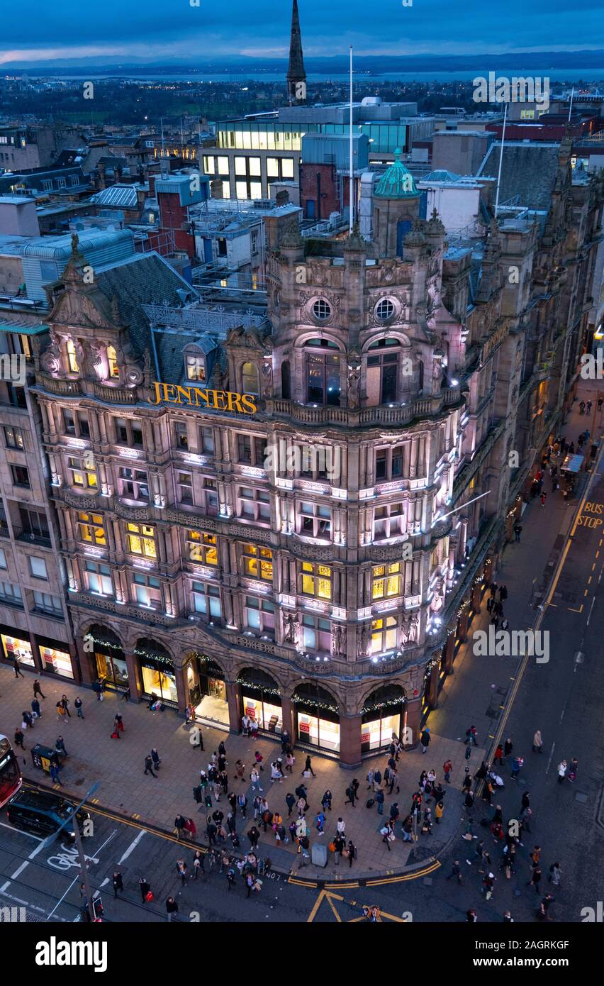 Vista notturna di Jenners department store in Princes Street di Edimburgo, Scozia, Regno Unito Foto Stock