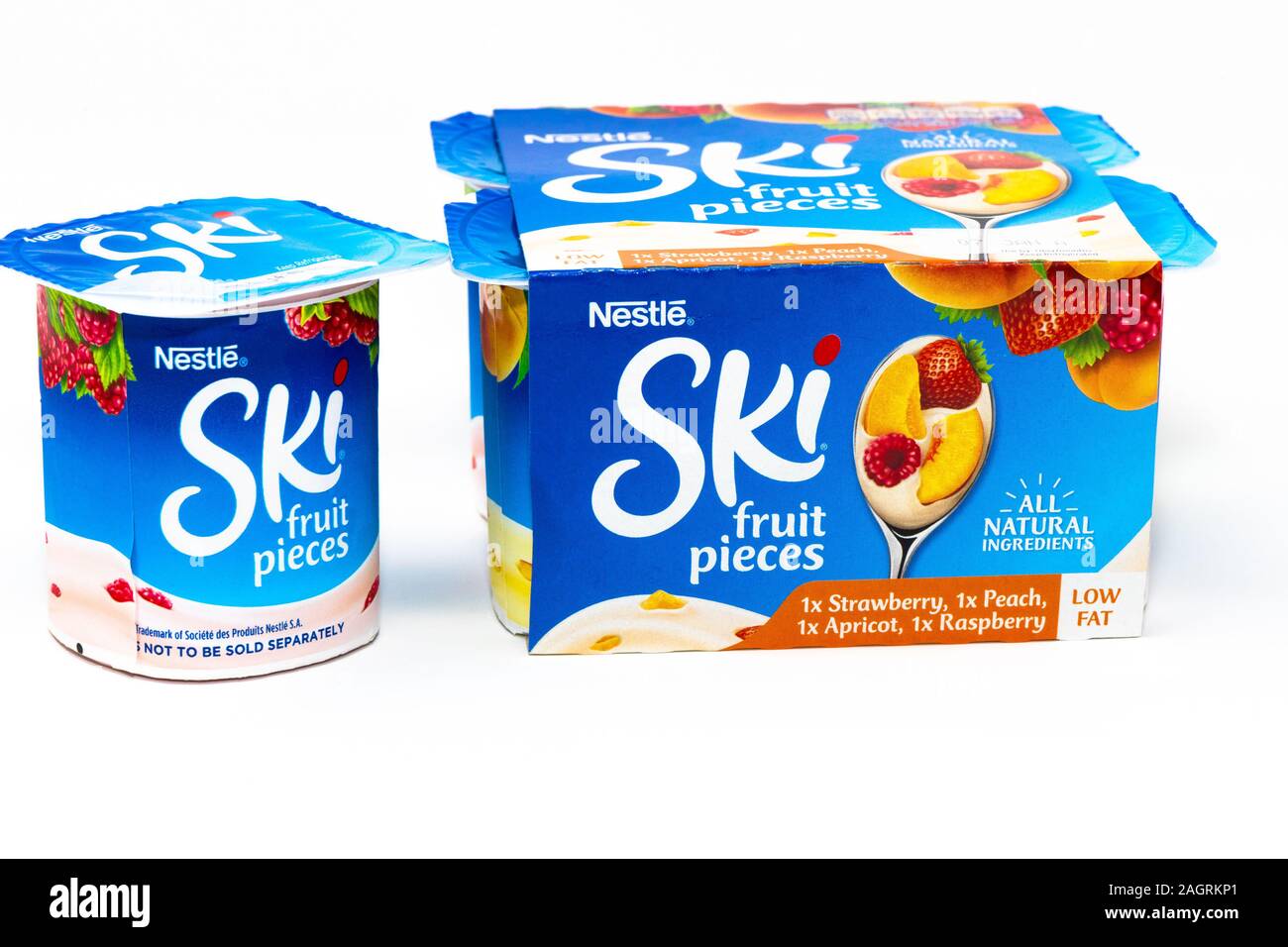 Nestle sci pezzi di frutta yogurt in un pacco di quattro. Foto Stock