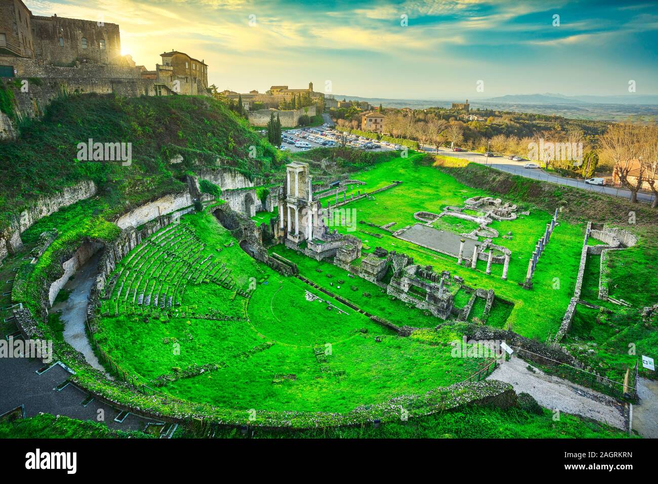 Volterra, ruderi del Teatro romano al tramonto. Il primo secolo a.e.v., Toscana, Italia, Europa. Foto Stock