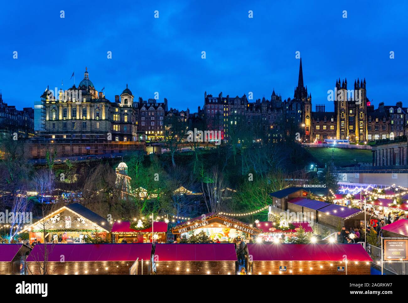 Vista di Edimburgo Il Mercatino di Natale a ovest di Princes Street Gardens e sullo skyline della città verso la cittã Vecchia di Edimburgo, Scozia, Regno Unito Foto Stock