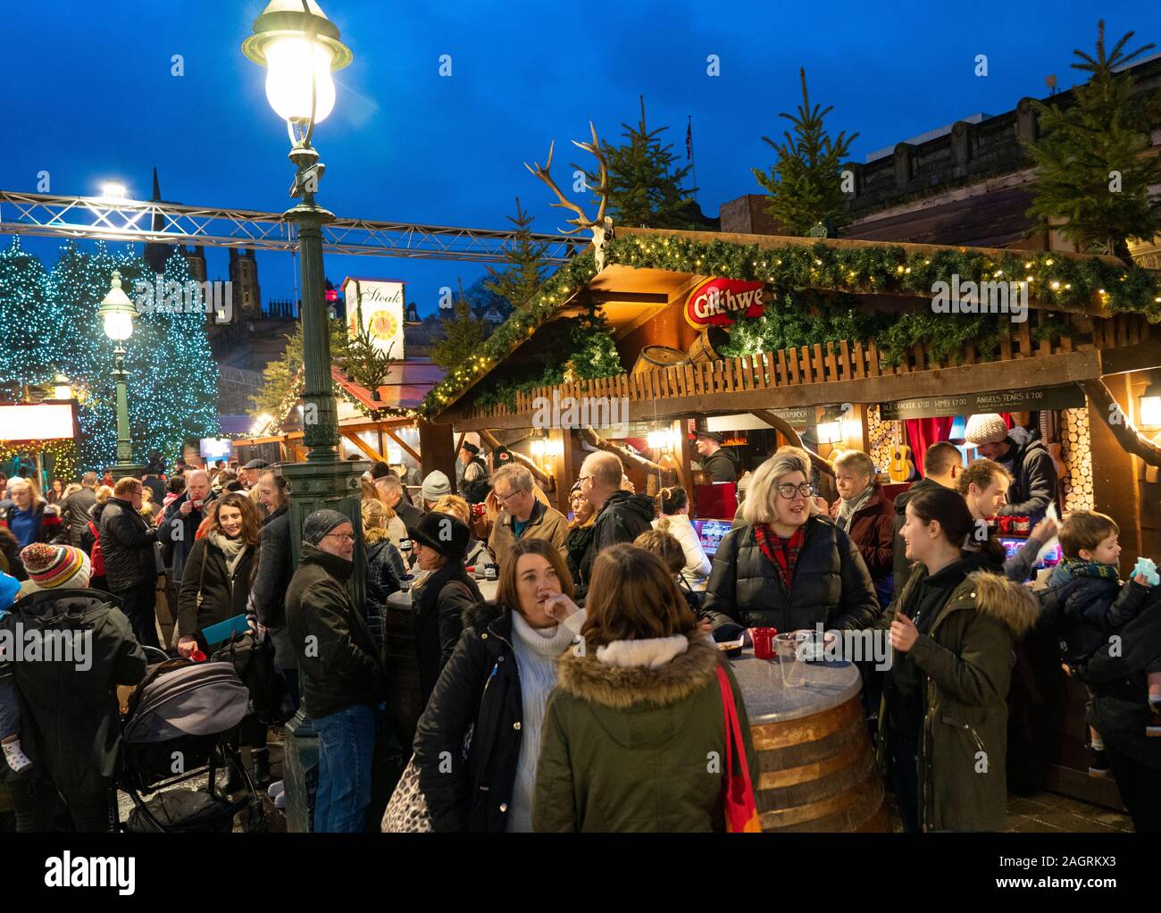 Vista di persone mangiare e bere a platea in busy Edinburgh Mercatino di Natale a ovest di Princes Street Gardens a Edimburgo, Scozia, Regno Unito Foto Stock