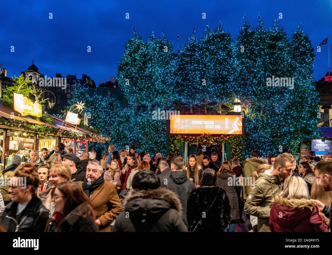 Una folla di persone che vivono al di fuori di Johnnie Walker Bothy Bar a Edimburgo il Mercatino di Natale a ovest di Princes Street Gardens a Edimburgo, Scozia, Regno Unito Foto Stock