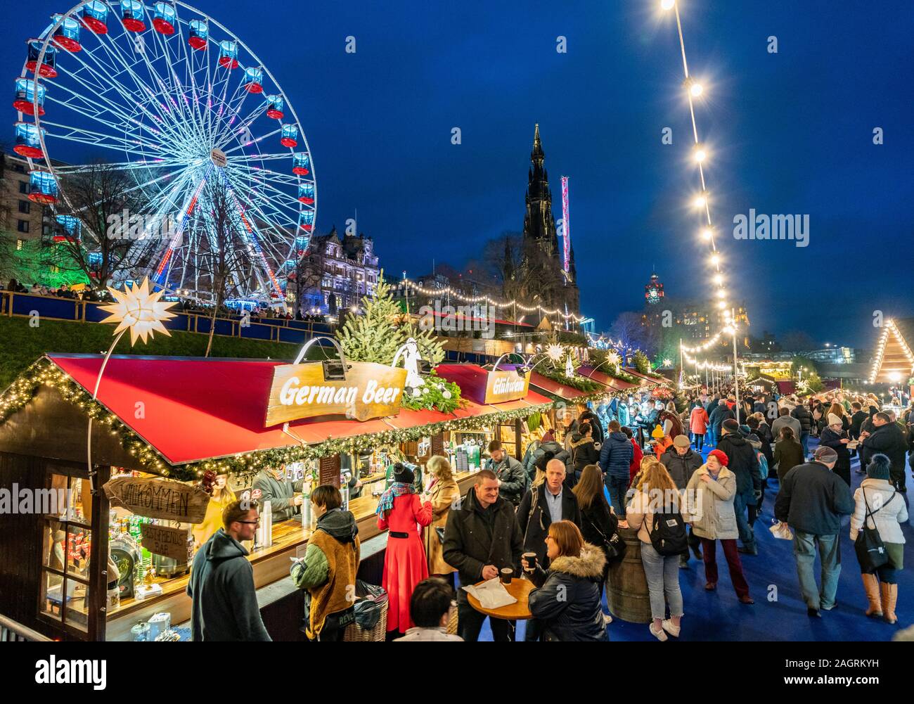 Una folla di persone occupate in Edinburgh Mercatino di Natale a ovest di Princes Street Gardens a Edimburgo, Scozia, Regno Unito Foto Stock