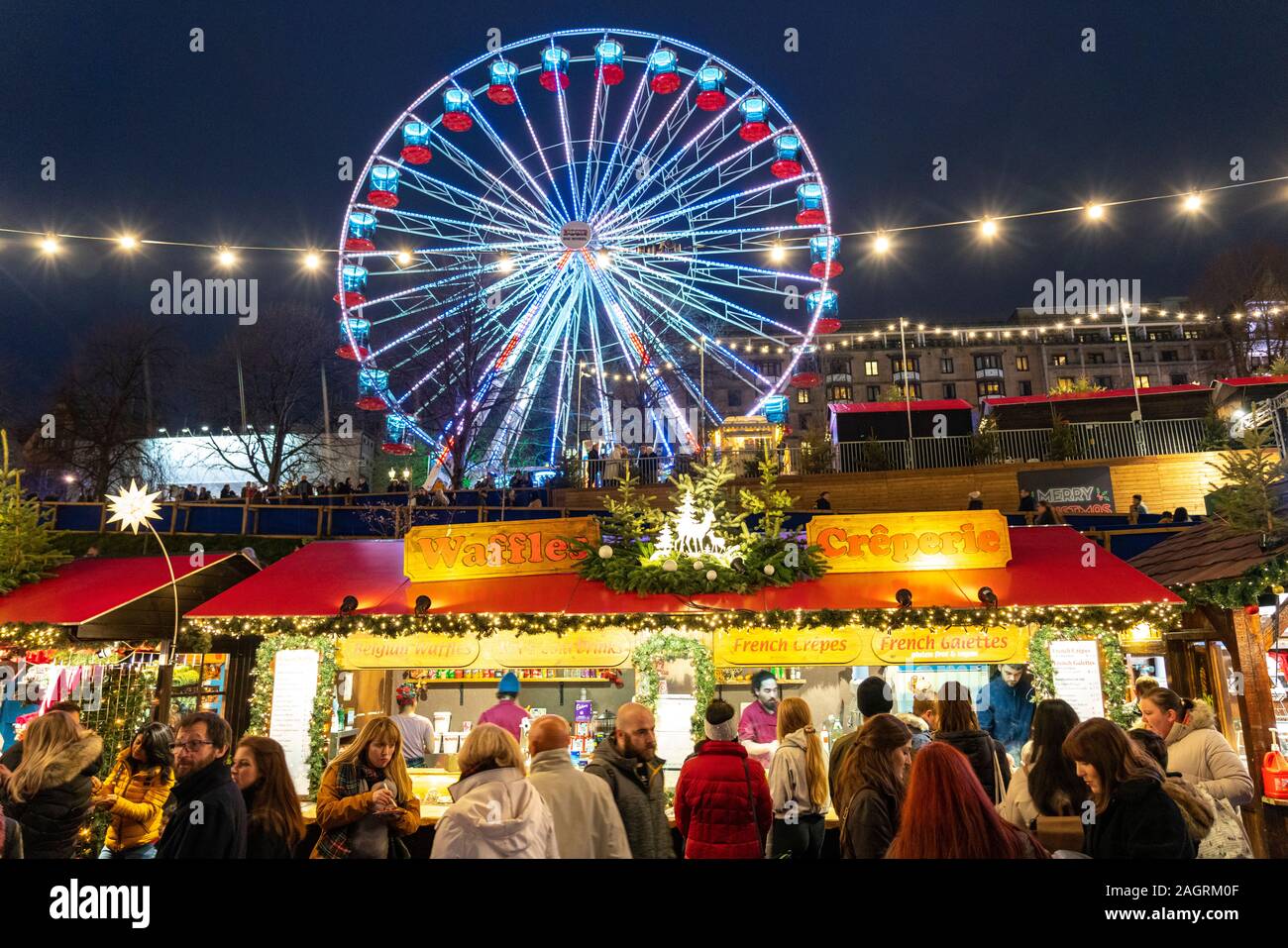 Una folla di persone occupate in Edinburgh Mercatino di Natale a ovest di Princes Street Gardens a Edimburgo, Scozia, Regno Unito Foto Stock