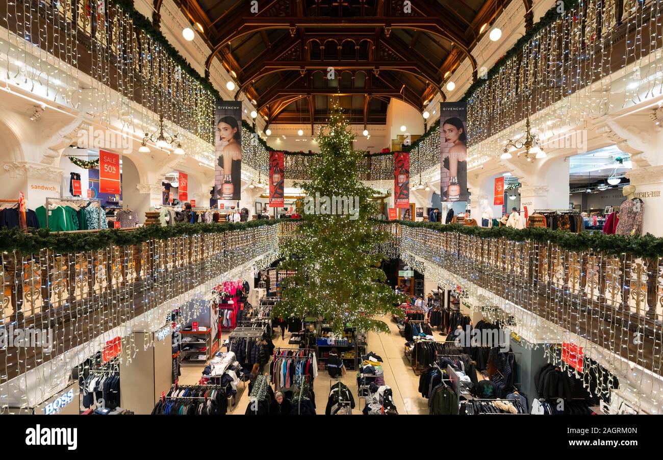 Vista dell albero di Natale e decorazioni in atrio del Jenners department store in Princes Street di Edimburgo, Scozia, Regno Unito Foto Stock
