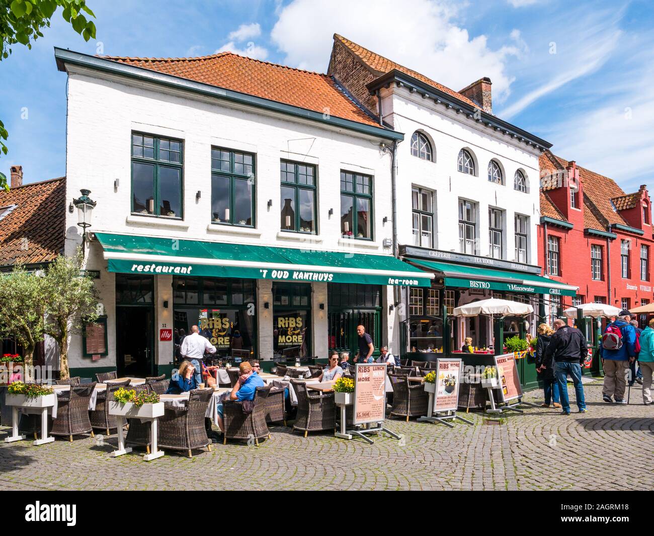 La gente e la terrazza esterna del ristorante sul Wijngaardplein a Bruges, Belgio Foto Stock