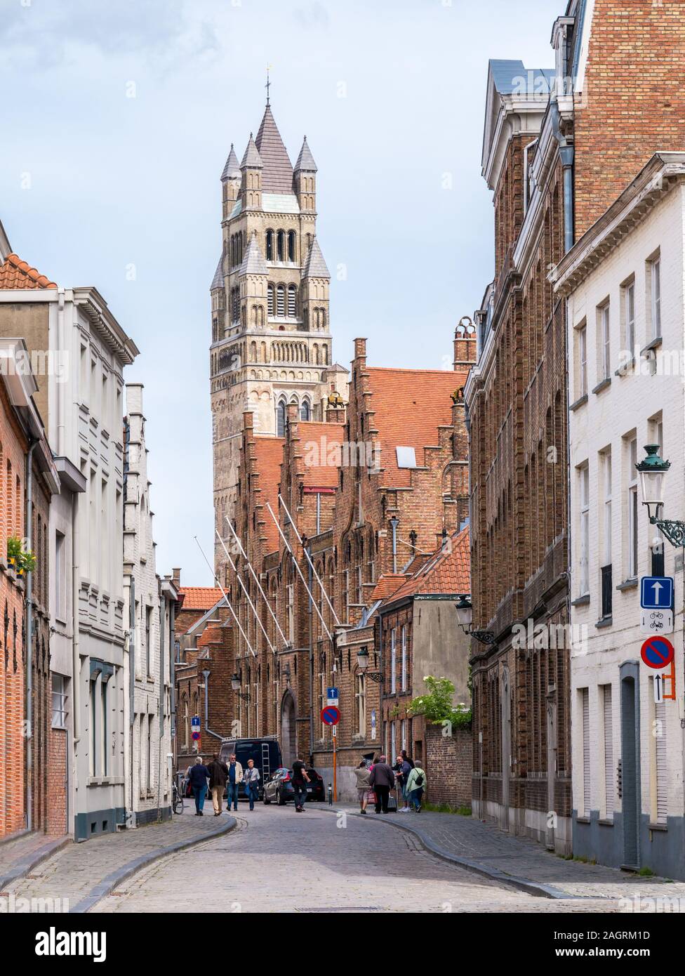 Streetscene Oostmeers e la torre di San Salvator cattedrale in Bruges, Belgio Foto Stock