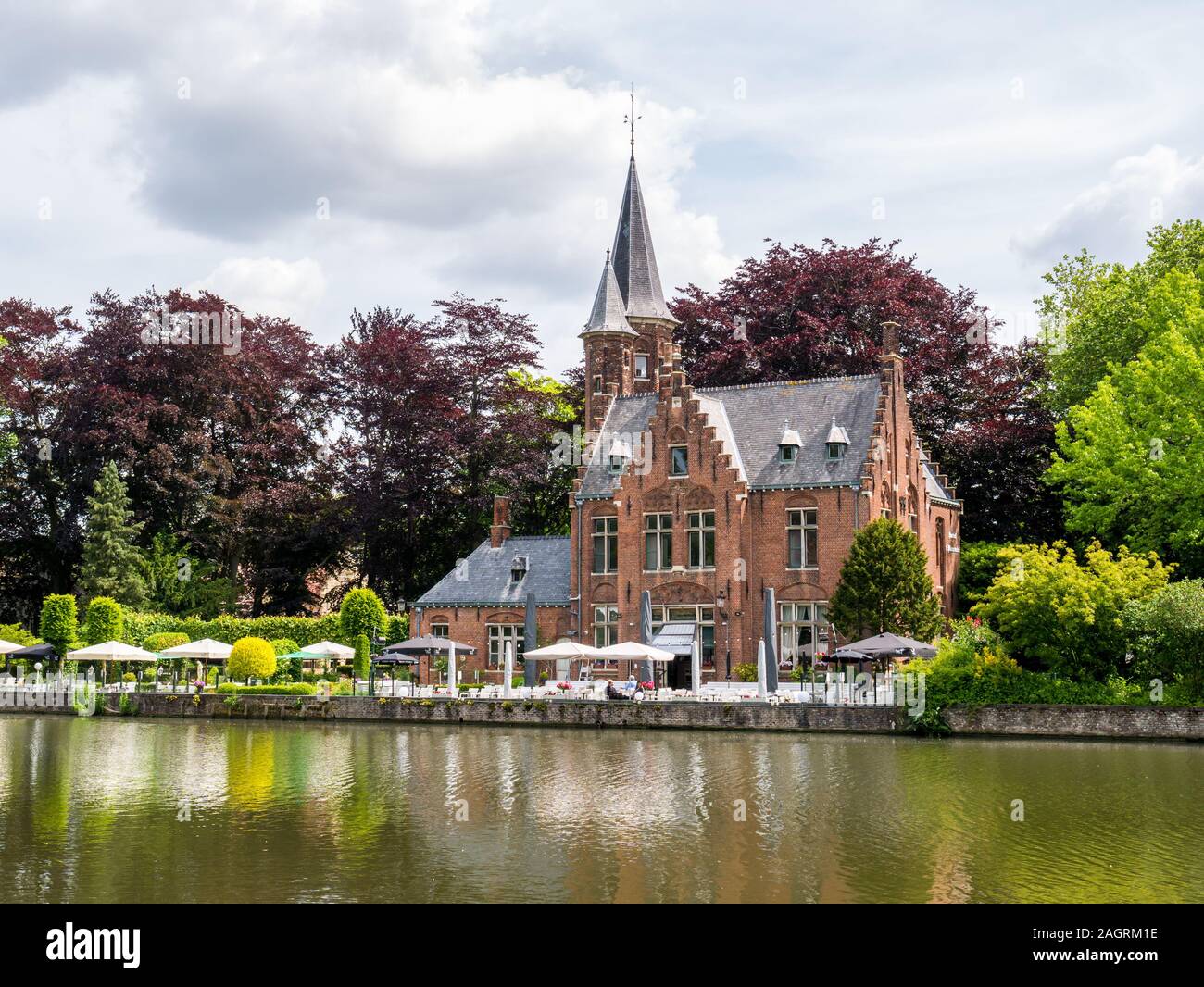 Castello della Faille lungo Minnewater lago nel centro storico di Bruges, Belgio Foto Stock