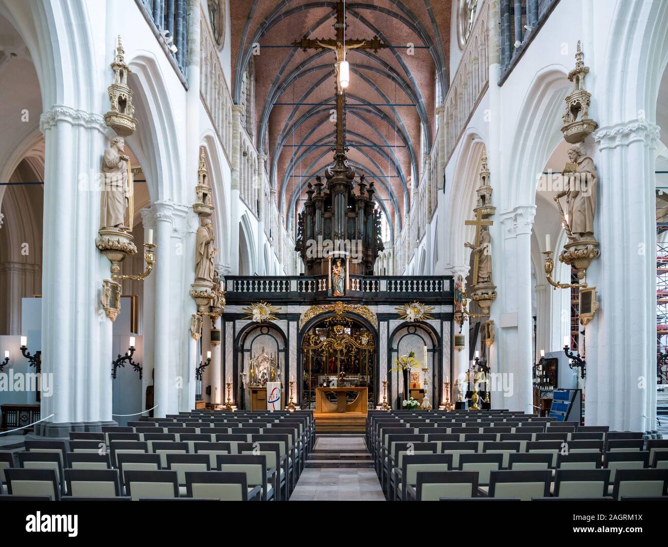 Interno della chiesa di Nostra Signora, Onze-Lieve-Vrouwekerk, a Bruges, Belgio Foto Stock