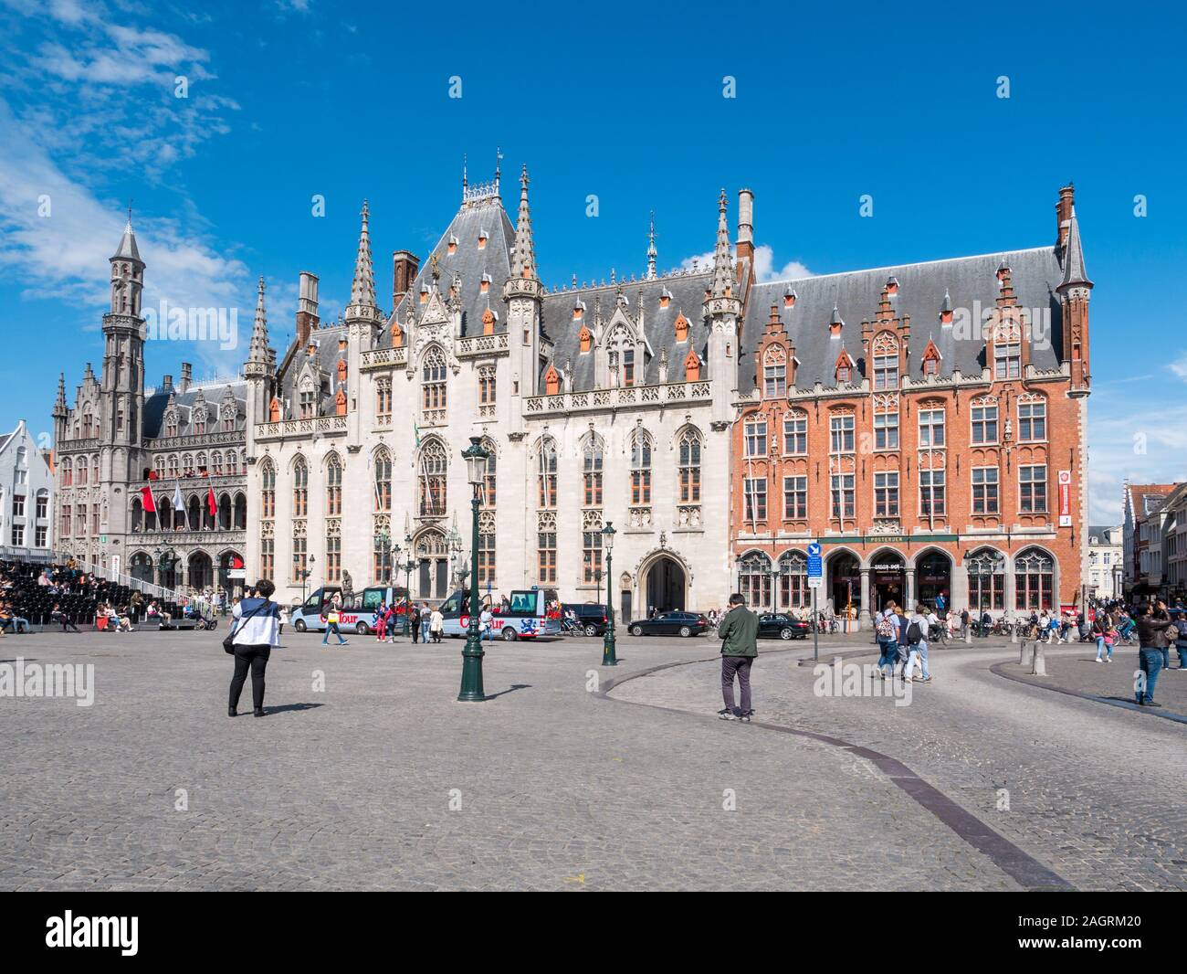 Markt square con la provincia corte, Provinciaal Hof, nel centro storico di Bruges, Belgio Foto Stock