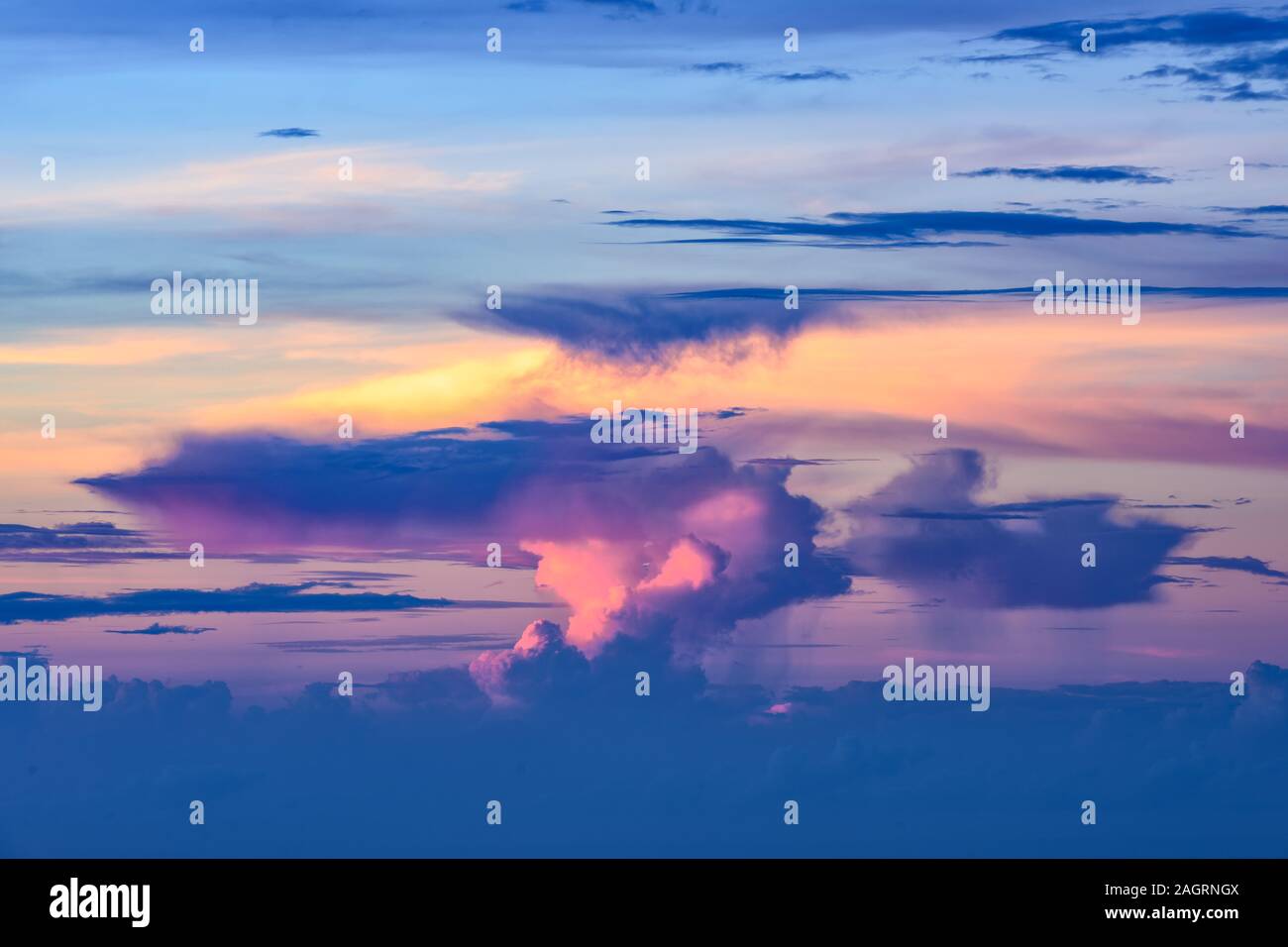 Splendida vista di alcune belle nuvole con forme diverse accesa durante il sunrise. Foto Stock