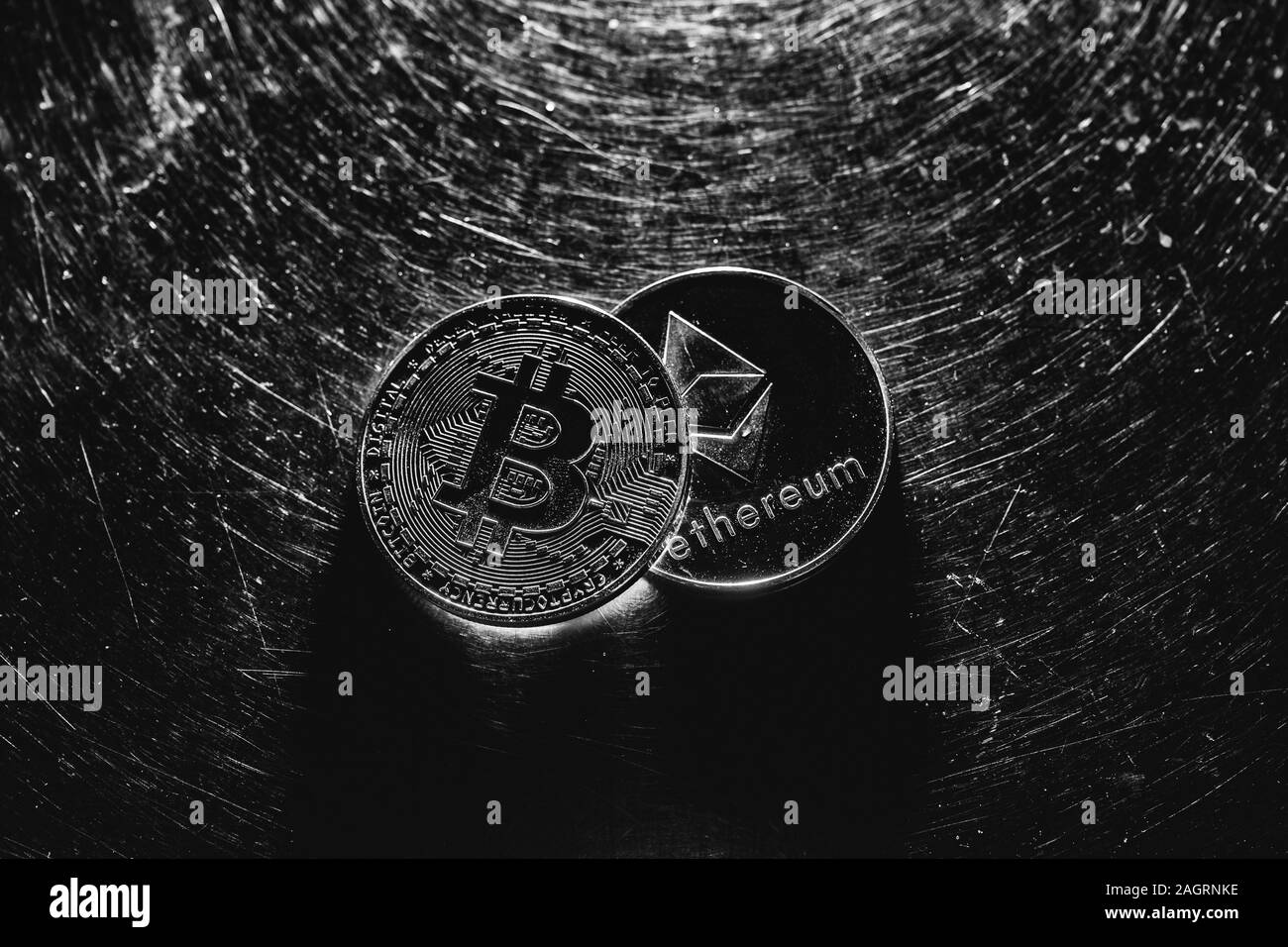 Bitcoin su uno sfondo scuro. Ethereum bitcoin e ascesa e caduta nel prezzo. Foto Stock