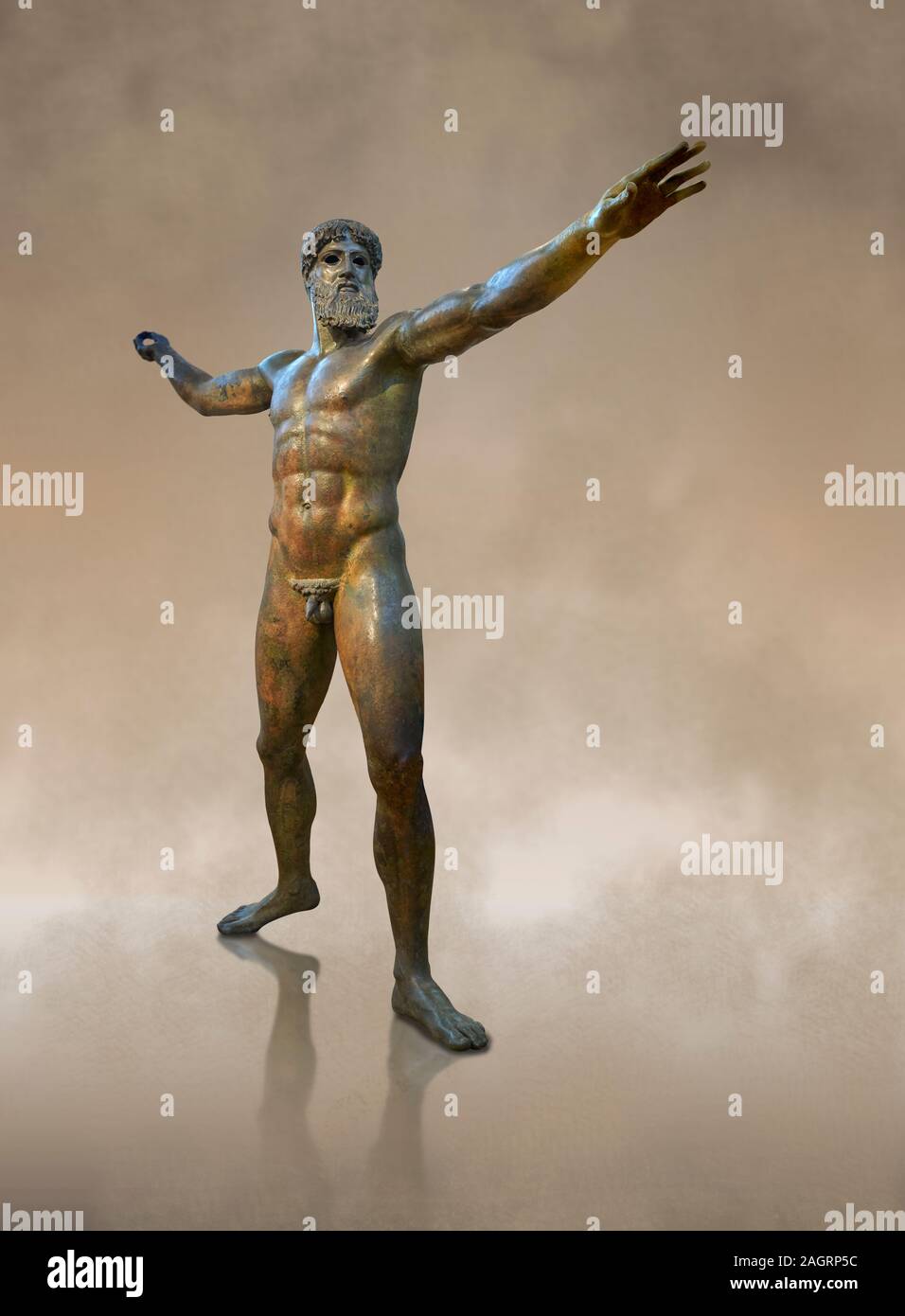 Inizio classica greca antica statua in bronzo di Zeus o Poseidone, circa 450 BC. Atene Arcjaeological Nazionale Museo, cat n. X15161 Questo bronzo statu Foto Stock