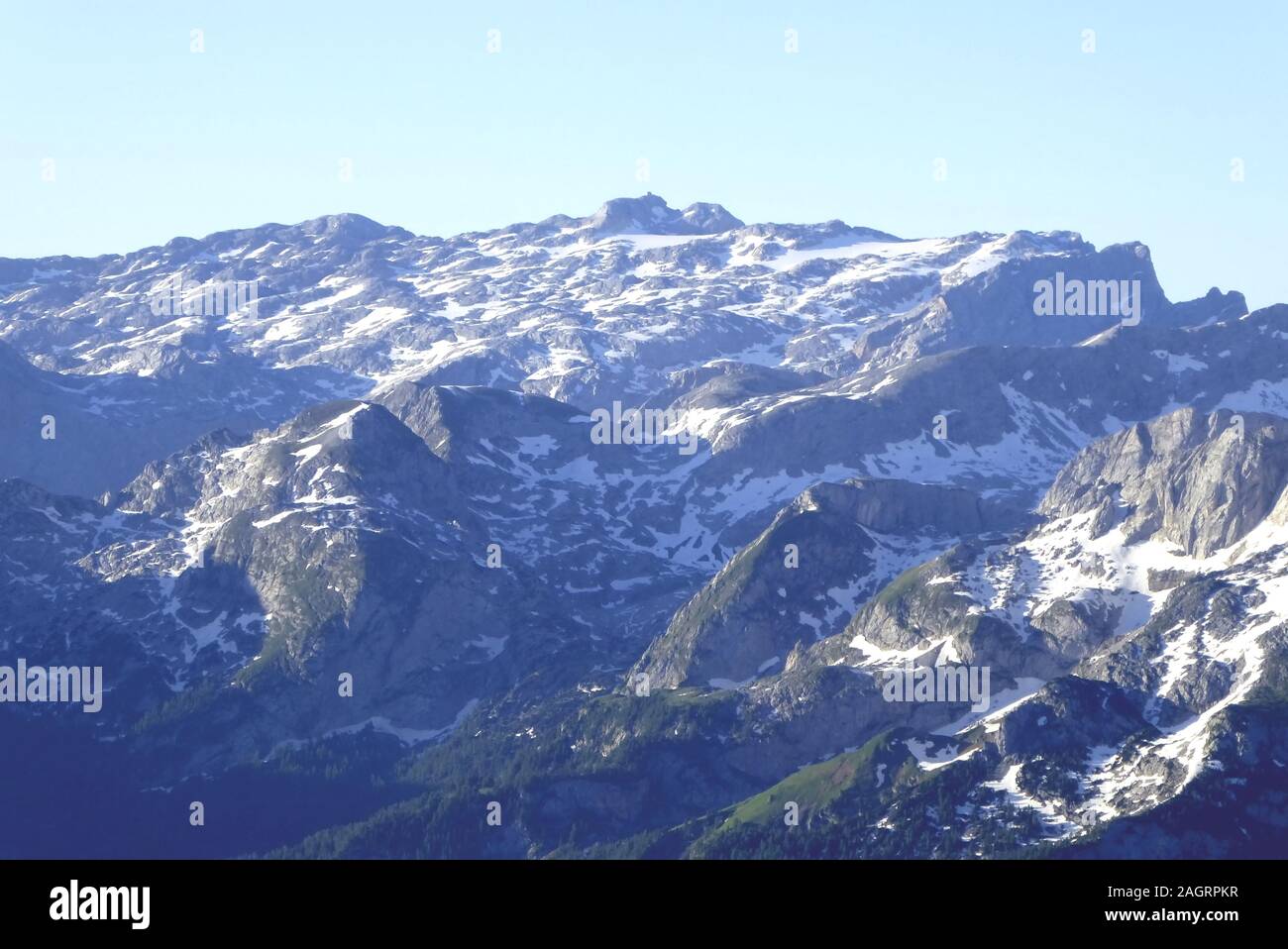 Watzmannüberschreitung: 2. Tag, Blick vom Hocheck 2651m auf Steinernes Meer, Alm übergossene, Hochkönig und matrashaus. Foto Stock