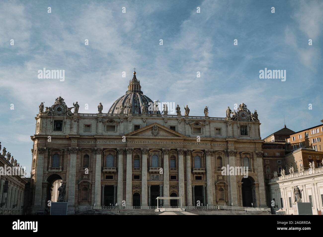 Vaticano,imponente chiesa di St Peter facciata sulla turchese sfondo cielo,Italia Foto Stock