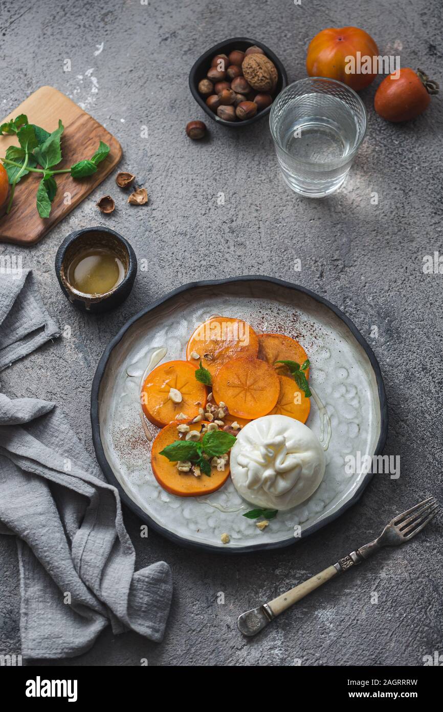 Macedonia di frutta con beratta formaggio e dadi. Foto Stock