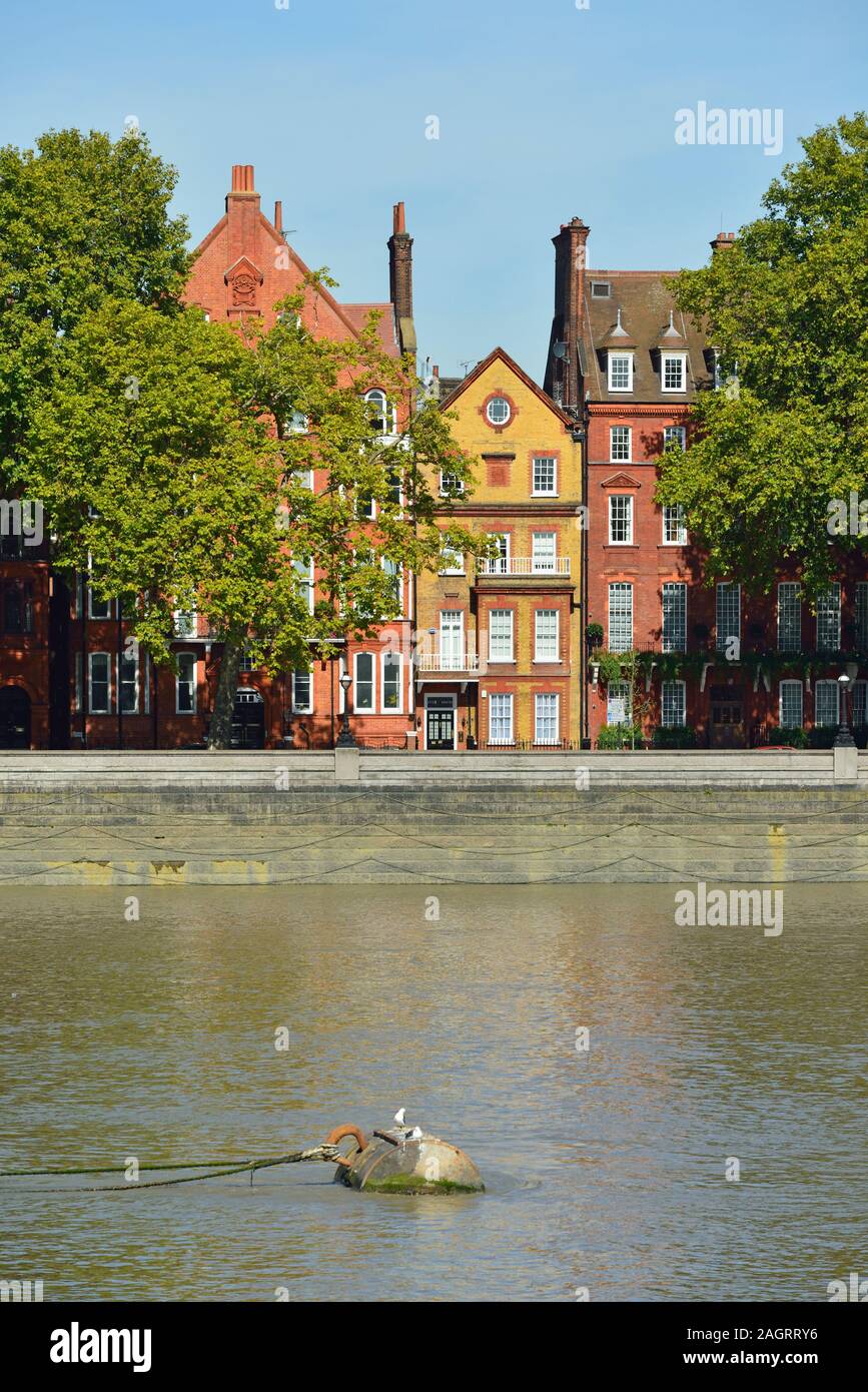 Riverside case Chelsea embankment, il fiume Tamigi, Chelsea, West London, Regno Unito Foto Stock