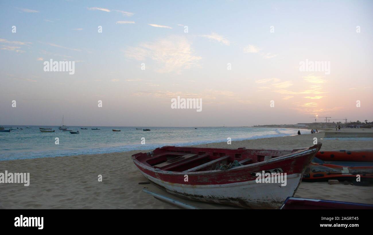 Santa Maria, Sal / Capo Verde - 19. Novembre, 2015: di legno colorate barche di pescatori sulla spiaggia di Sal a Capo Verde al tramonto Foto Stock