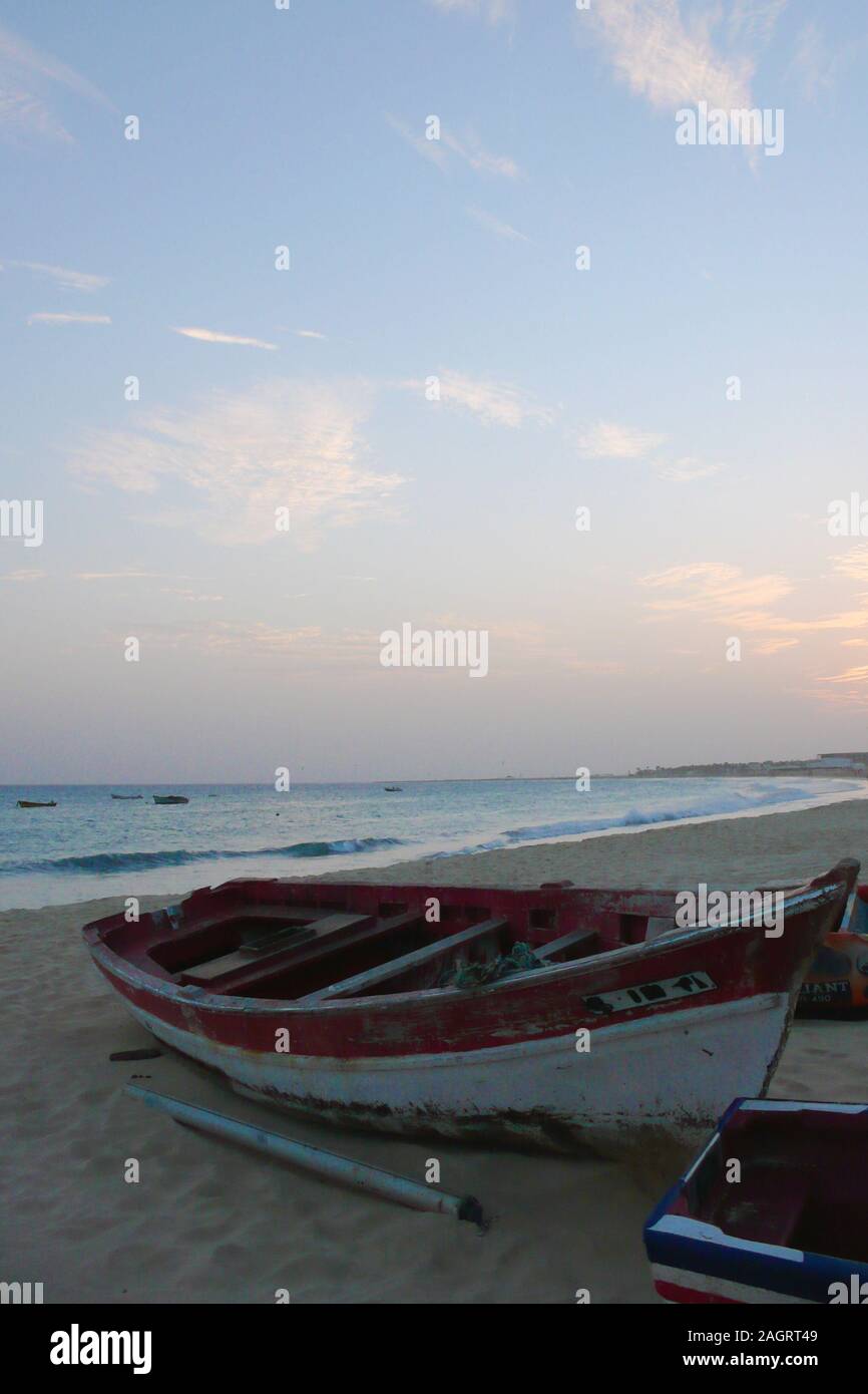Santa Maria, Sal / Capo Verde - 19. Novembre, 2015: di legno colorate barche di pescatori sulla spiaggia di Sal a Capo Verde al tramonto Foto Stock