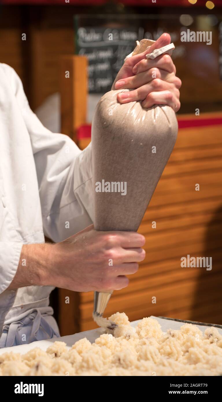 Una vista ravvicinata di una confetteria baker la preparazione di un nuovo lotto di deliziosi dolci amaretti di cocco i cookie Foto Stock