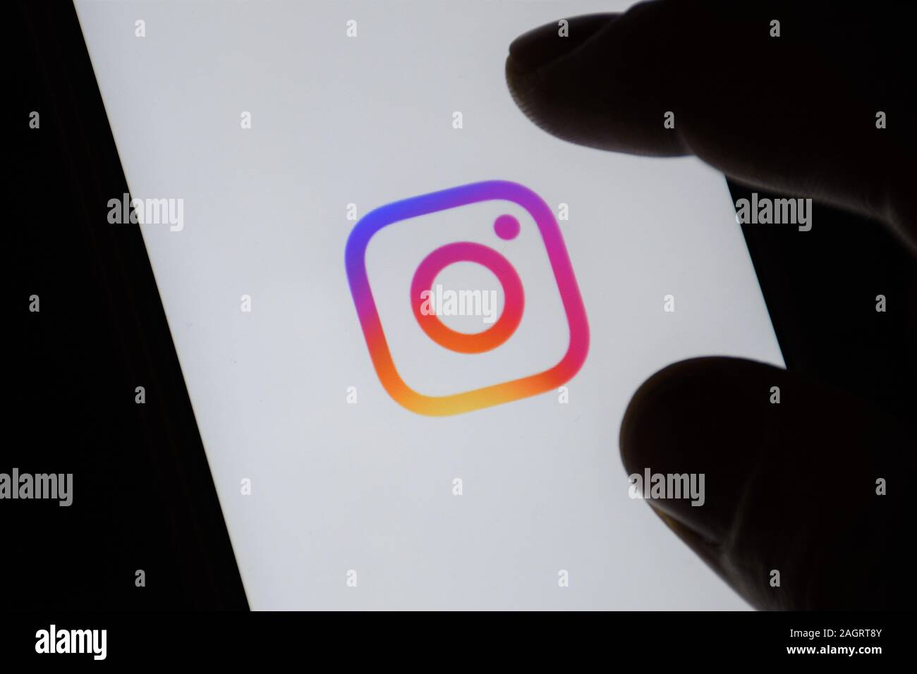 Instagram icona sulla schermata monitor. Rete sociale sito web. Social media, fotografia, foto. La rete sociale, con un dito Foto Stock