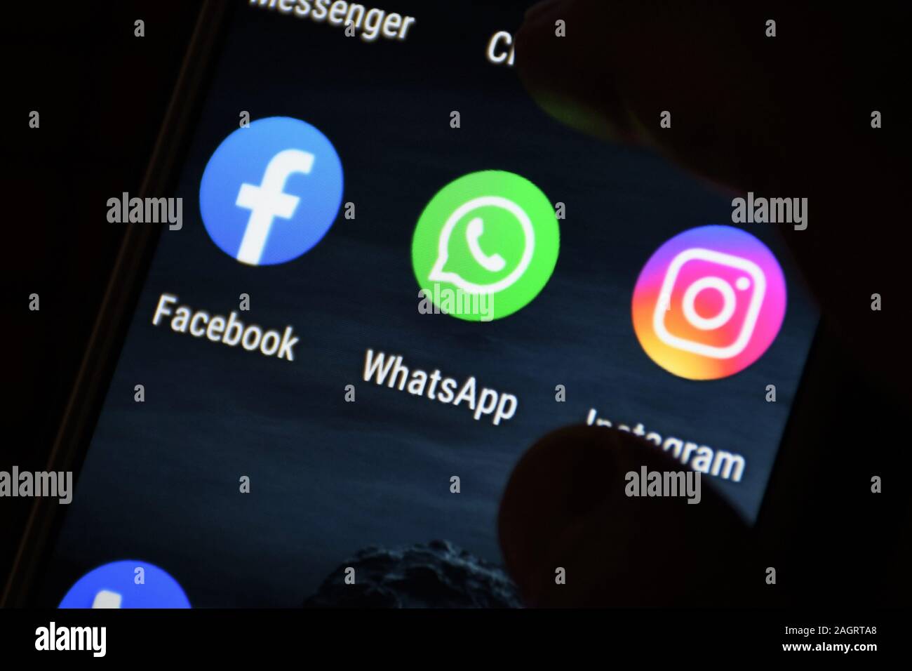 Facebook, Instagram e Whatsapp icone sulla schermata monitor. Rete sociale sito web. Icona. Social media app. La rete sociale, con un dito Foto Stock