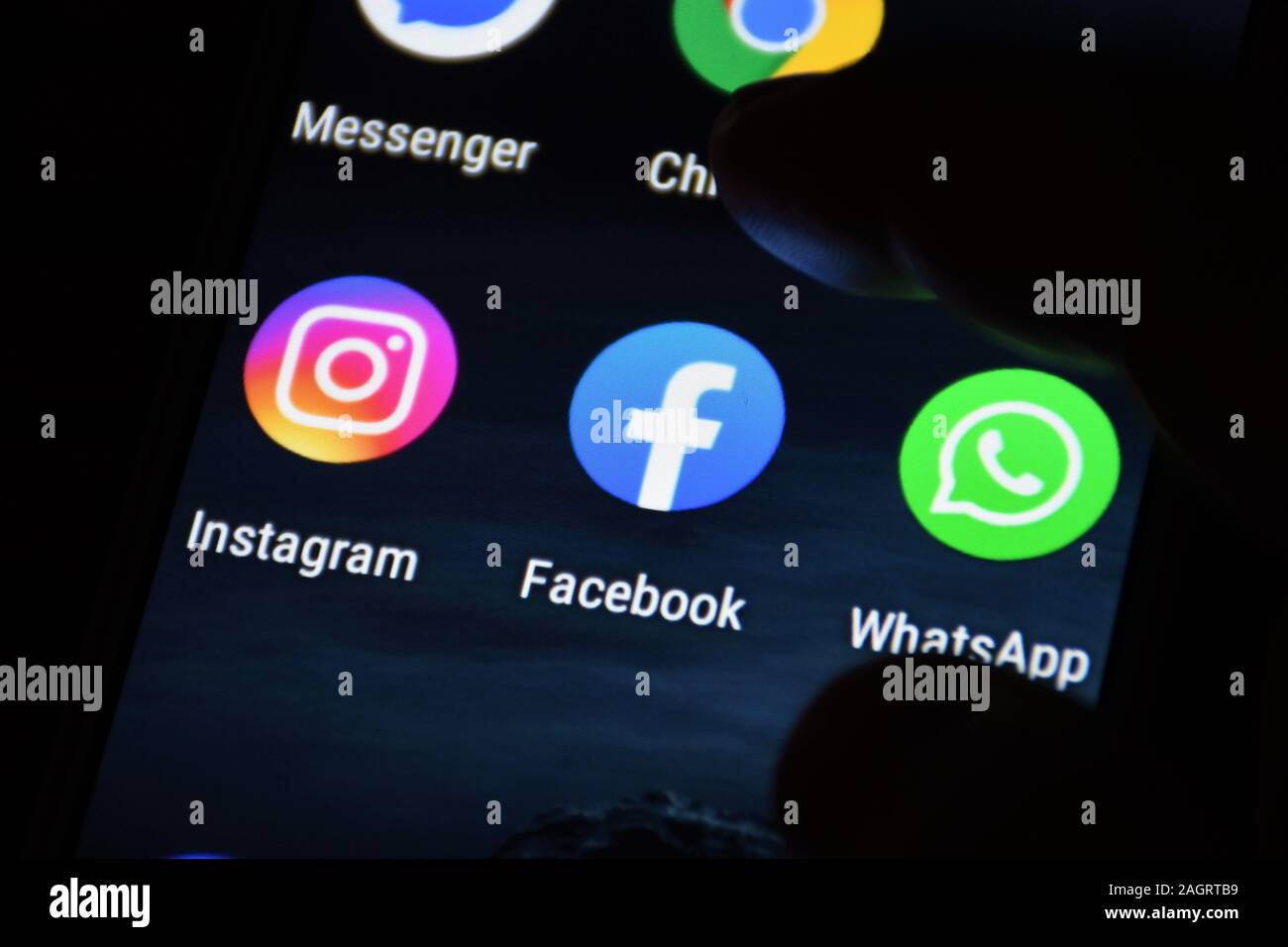 Facebook, Instagram e Whatsapp icone sulla schermata monitor. Rete sociale sito web. Icona. Social media app. La rete sociale, con un dito Foto Stock