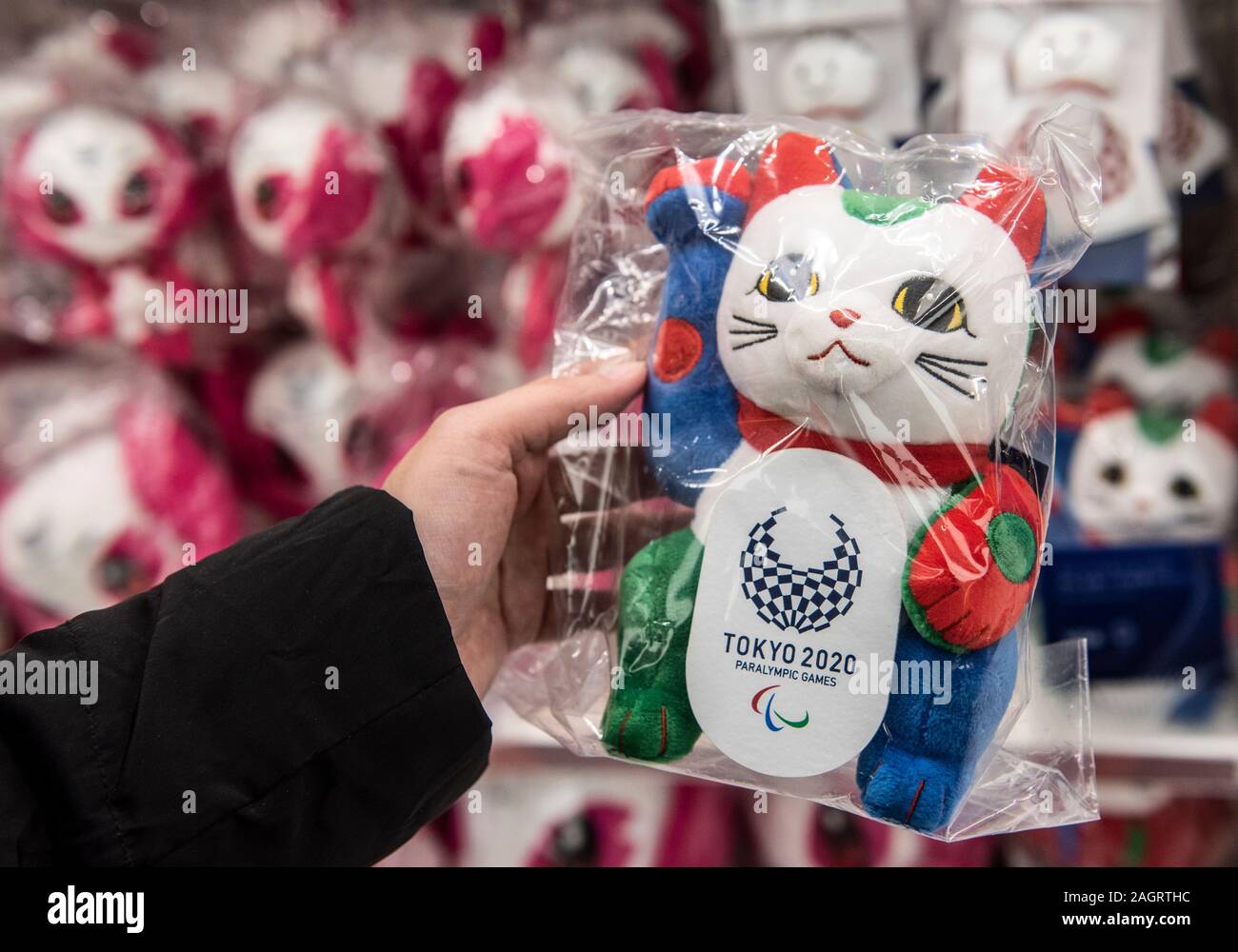 2020 Tokyo Olimpiadi e Paraolimpiadi invernali merchandise visto presso il negozio ufficiale nell'aeroporto Narita di Tokyo. Foto Stock