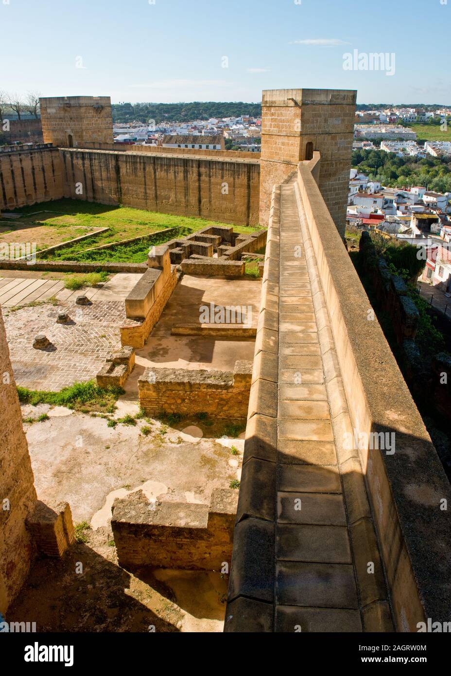 Castello torre esagonale in corrispondenza dello spigolo della parete di tamponamento. Castillo de Alcalá de Guadaíra. Castello Fortezza. Andalusia, Spagna meridionale, Europa Foto Stock