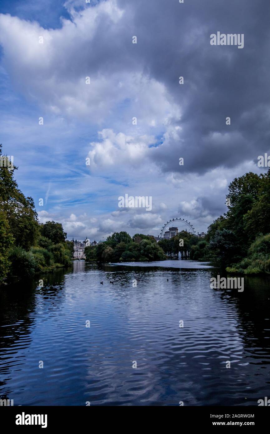 Bellissimo il St James Park a Londra in Inghilterra con il London Eye in background Foto Stock